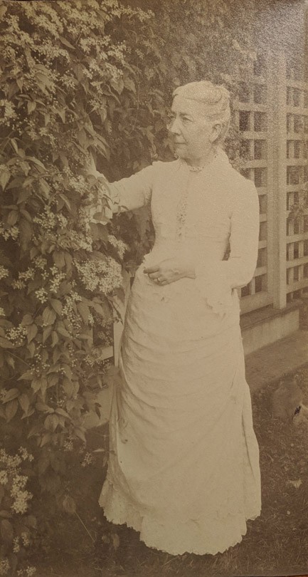 detail-sarah-brandefee-barney